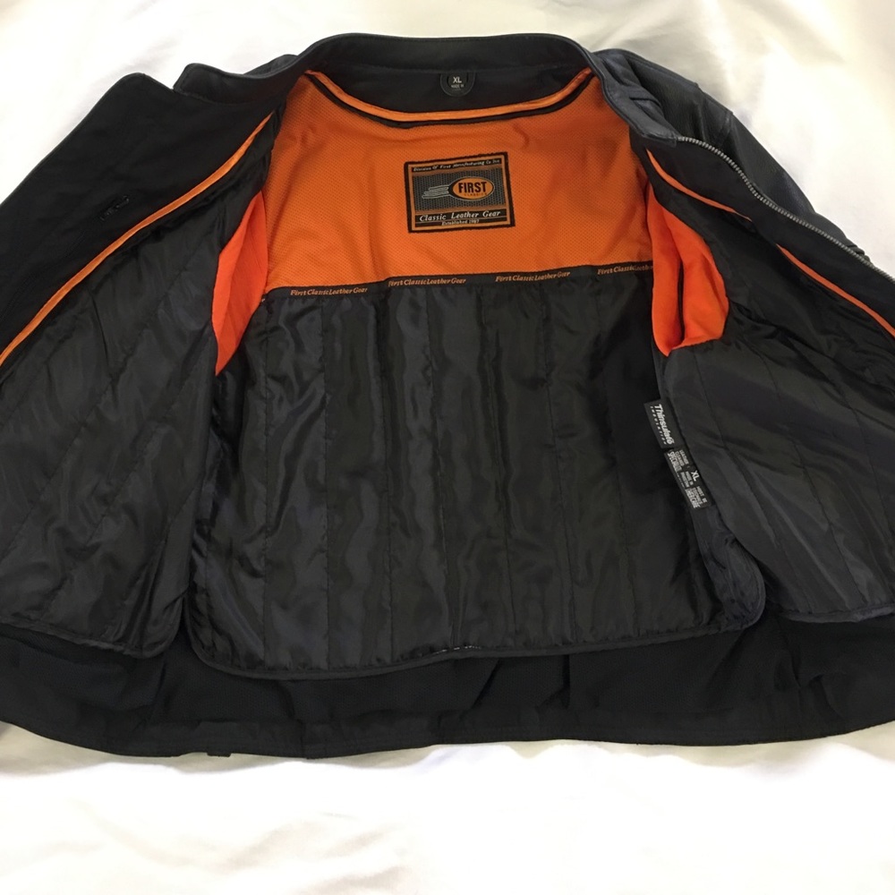 **🎈🎈SALE** Women’s leather jacket.  🎈🎈 - Picture 4 of 8